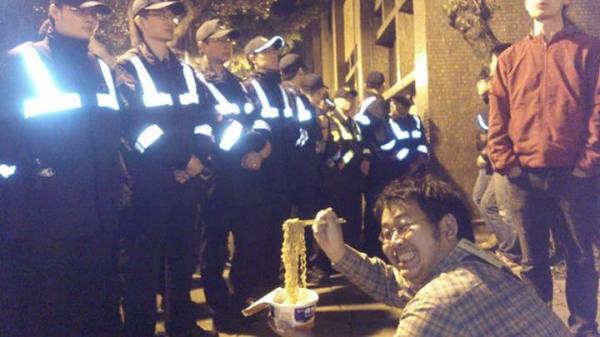 民眾故意到警察面前吃泡麵