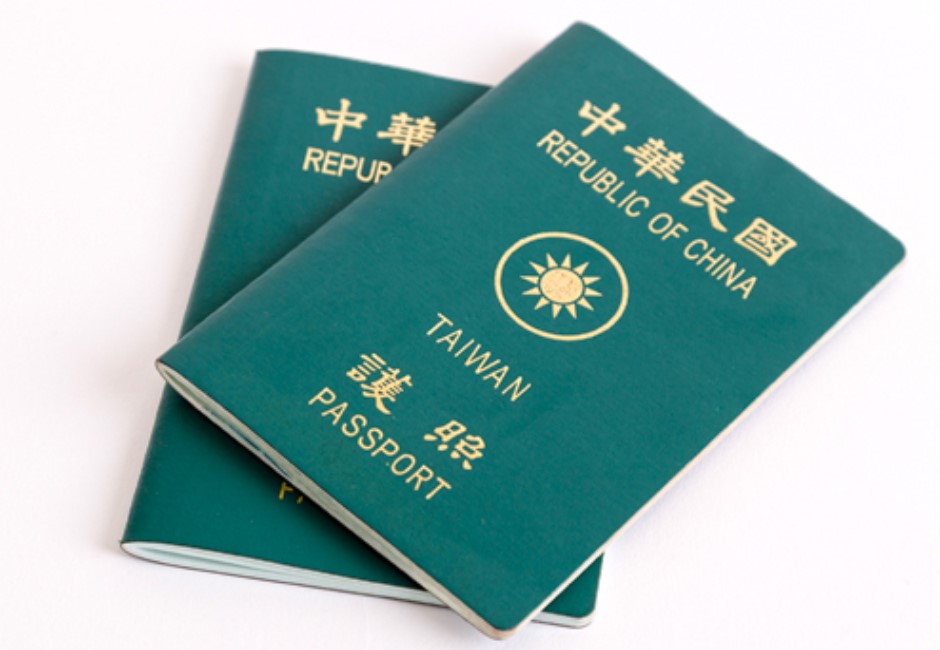 為何全球護照只有「紅藍綠黑」4色？綠色小本子洩台灣人心酸