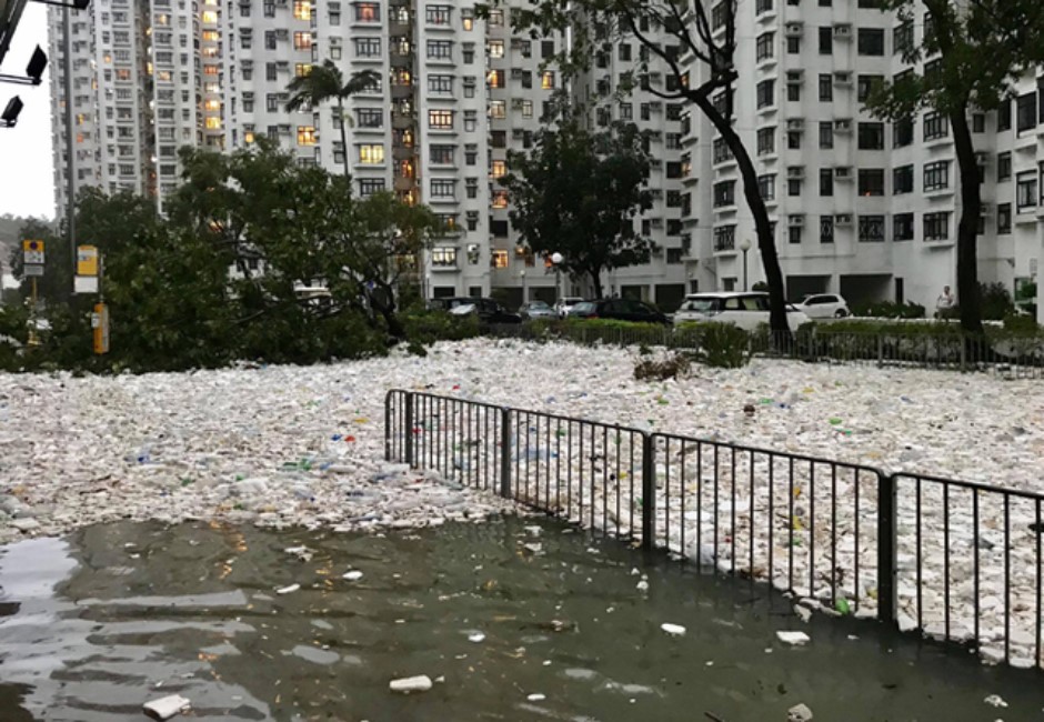 「人類！這是大海還你的」山竹垃圾巨浪強襲 一晚讓香港路不見了