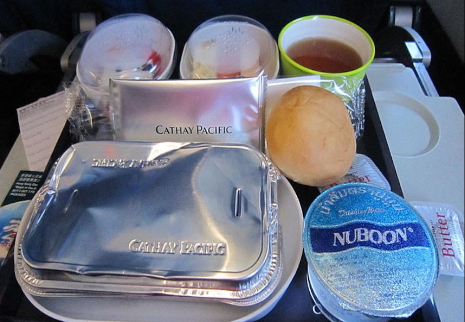 飛機餐極噁黑幕！空服員驚爆：咖啡、熱茶是拿廁所水泡的…
