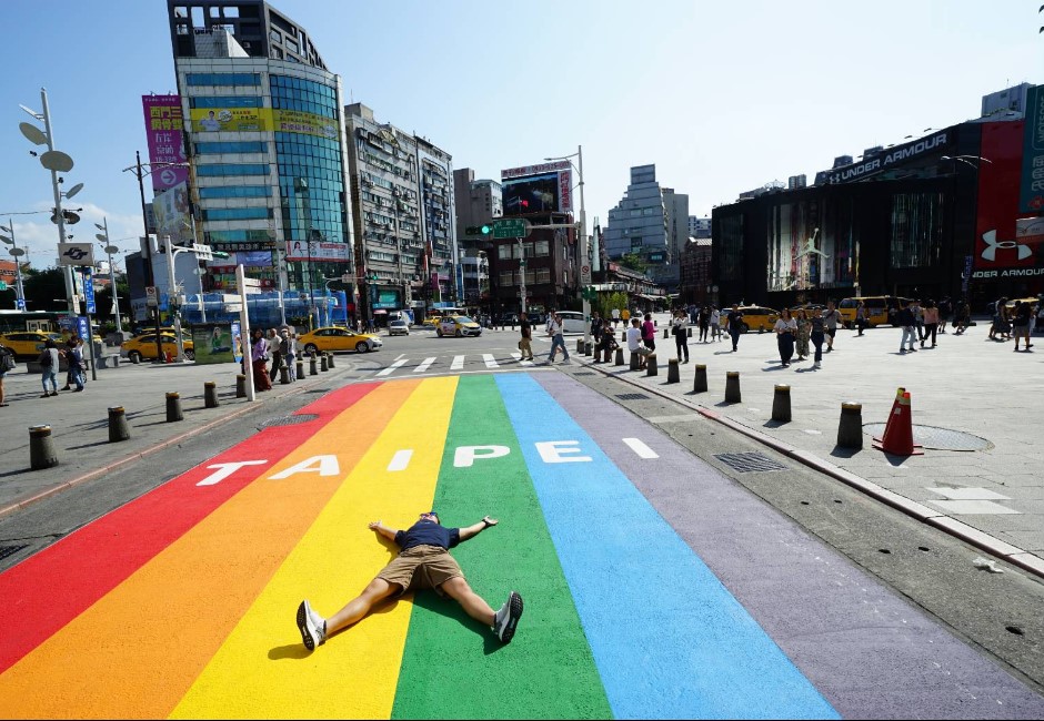 台北同志友善城市！西門町13公尺「彩虹大道」　讓世界看見台灣
