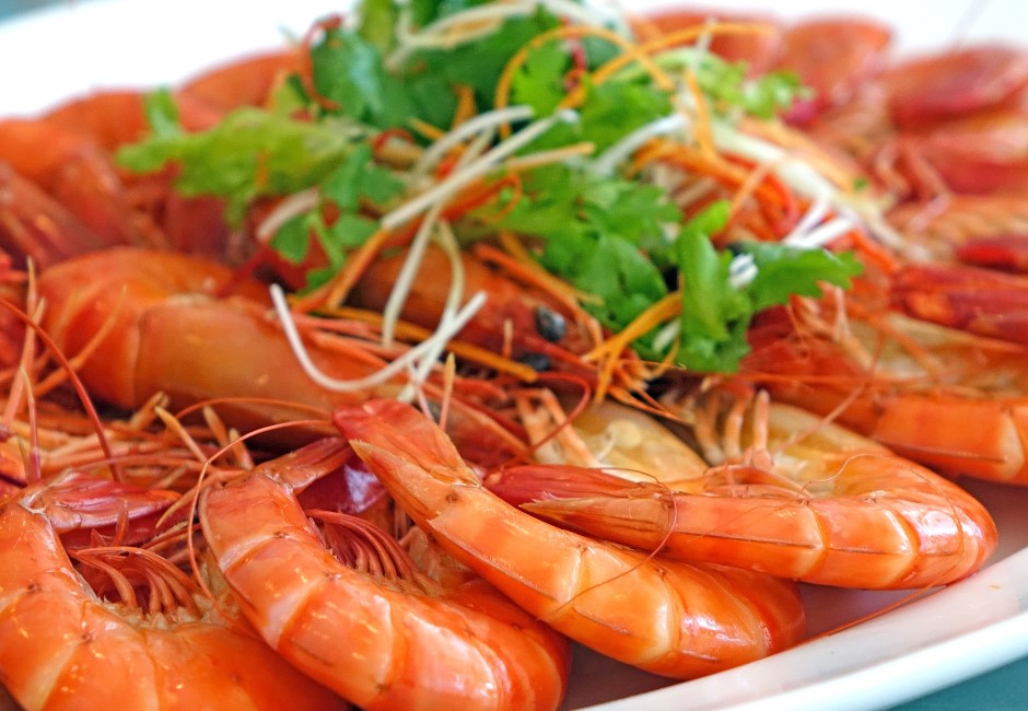 蝦子煮熟後總是紅通通！吃海鮮火鍋飄出的「橘紅渣渣」有毒嗎？