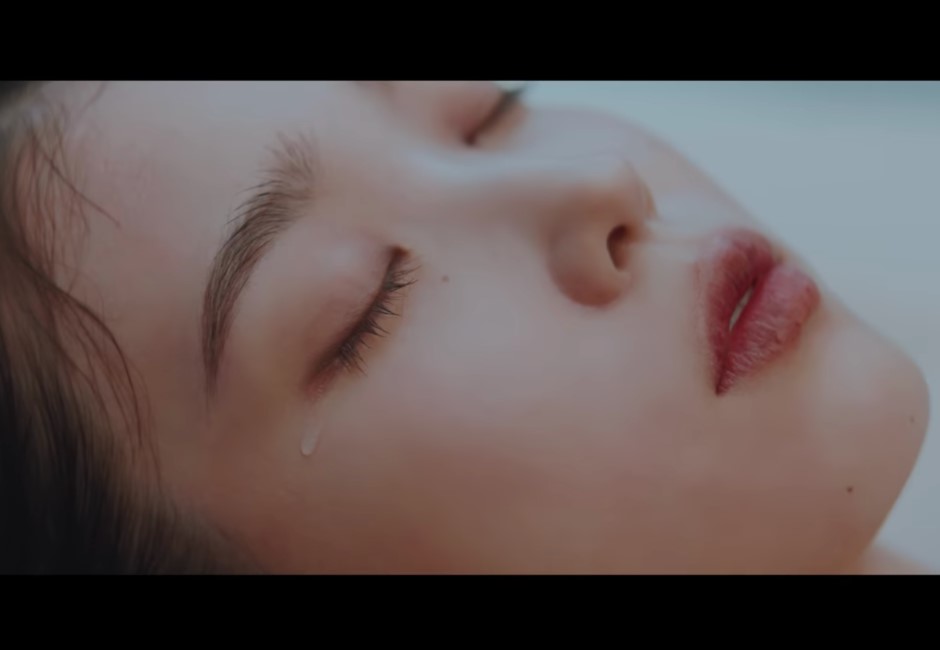 IU新歌《eight》衝發燒第一！MV淚藏三大密碼贈離世摯友