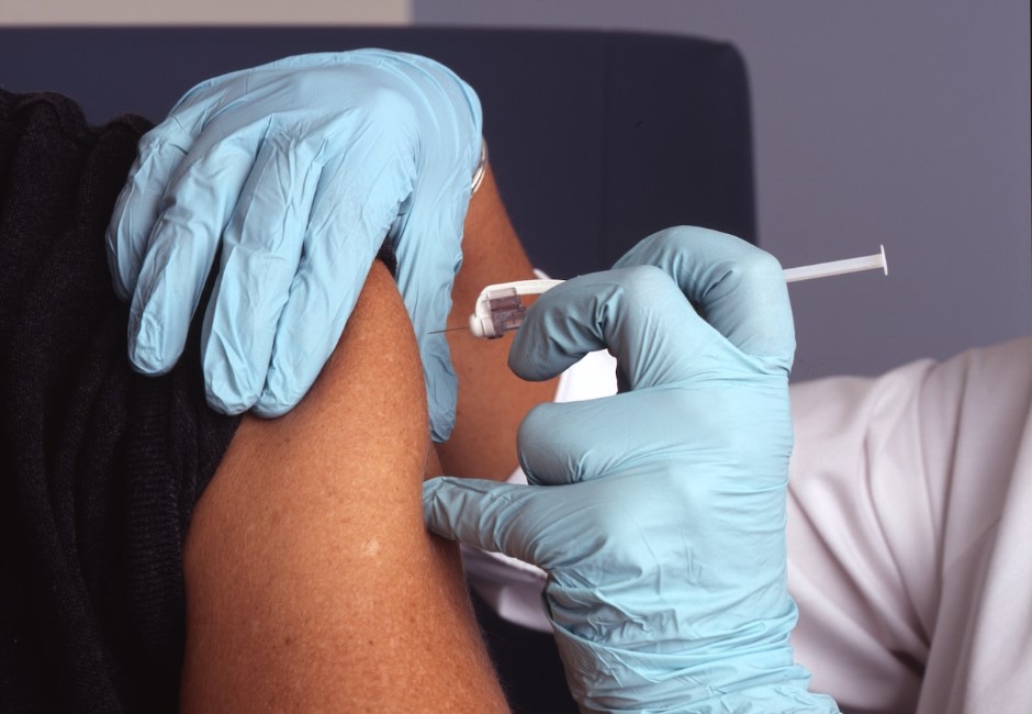 假的！網傳「疫苗打針處不能揉否則會血栓」專家駁斥：不可能