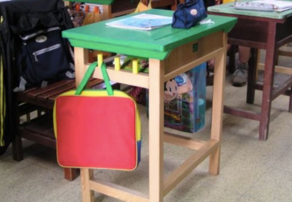 原來小學桌「神秘圓柱」不是拿來掛便當！網驚：誤會十幾年