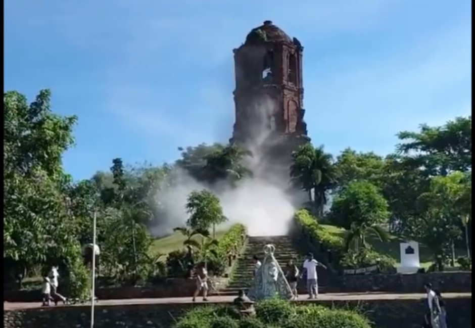 （有片）菲7.1強震 430年鐘樓石塊崩落 現場遊客急逃 