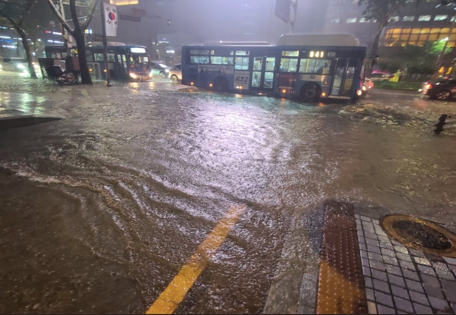 猶如末日災難片！首爾「80年來最大暴雨」恐怖暴漲　遭洪水豪淹原因曝光
