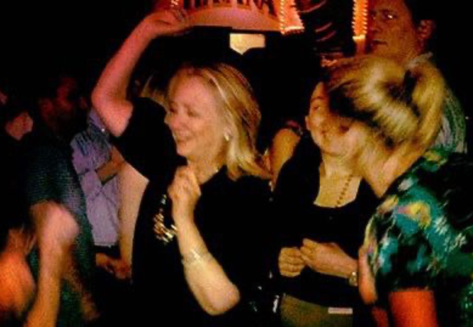 決策者不能開趴？74歲希拉蕊自揭上夜店 聲援芬蘭總理：繼續跳