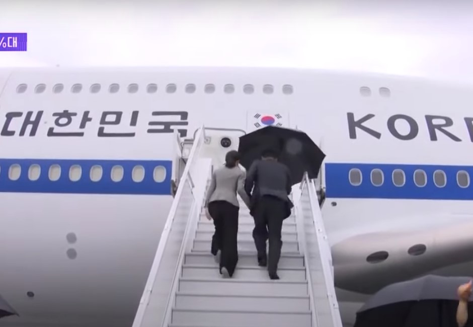撐傘時這個動作沒做到！南韓總統寵妻形象滅 網友嘆「不愛了」