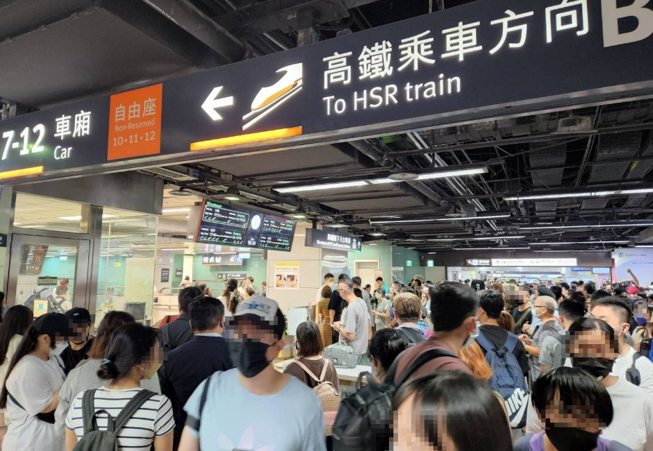 直擊／台北車站塞爆「人多到冷氣變熱」！高鐵、台鐵全卡住　現場民眾：好可怕我想回家