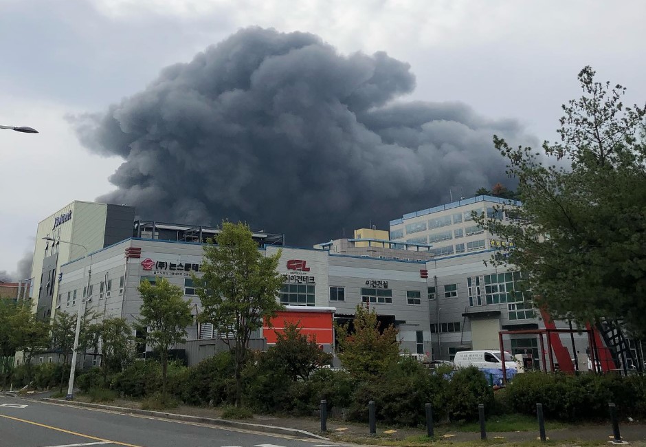 濃煙狂竄！南韓現代Outlet火災釀7死1重傷　疑電動車充電中爆炸