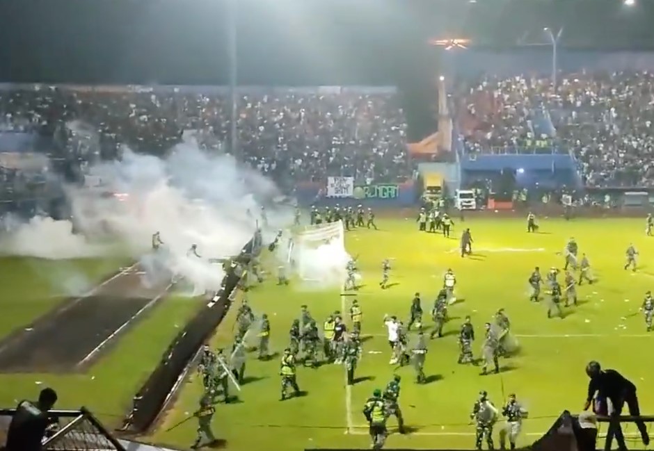 有片》半世紀最致命球賽！印尼人踩人釀125死323傷 警這動作被罵爆