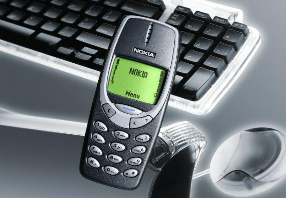 熱賣1.6億支！23年前古董神機Nokia 3210「泡海水長藤壺」　被浪沖上岸竟然還活著
