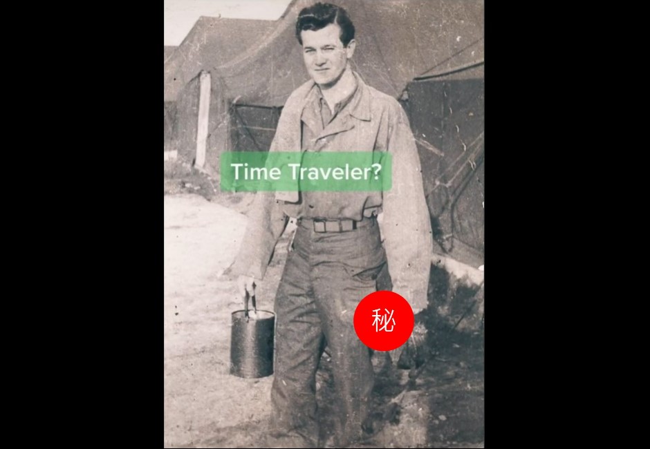 祖父是時空旅人？二戰老照片驚見手拿「iPhone」　網揭可能用途