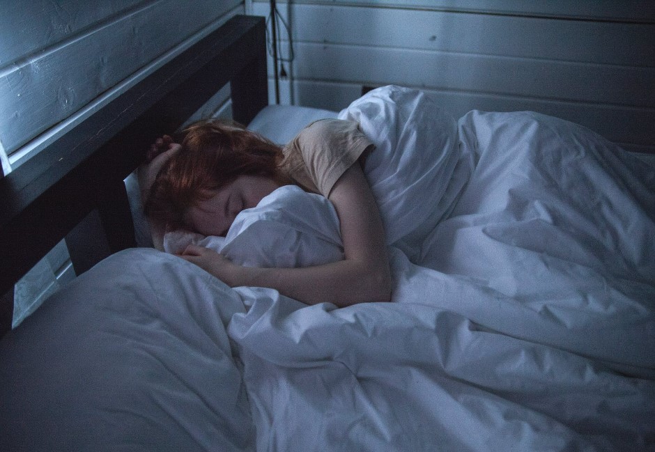 可憐「垃圾睡眠」找上門！你也常報復性熬夜、睡前拖延症「越睡越累」嗎？