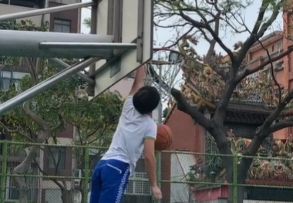 另類台灣之光？國中生「爬籃球架灌籃」影片登FIBA　網笑：同學你紅了
