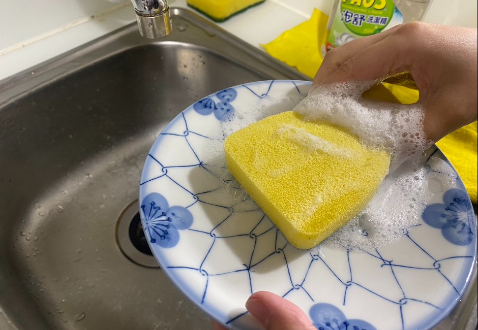 3M公司揭露菜瓜布「黃海綿」用途！台灣網友認不好用 反而推這款「阿嬤神物」洗碗更讚