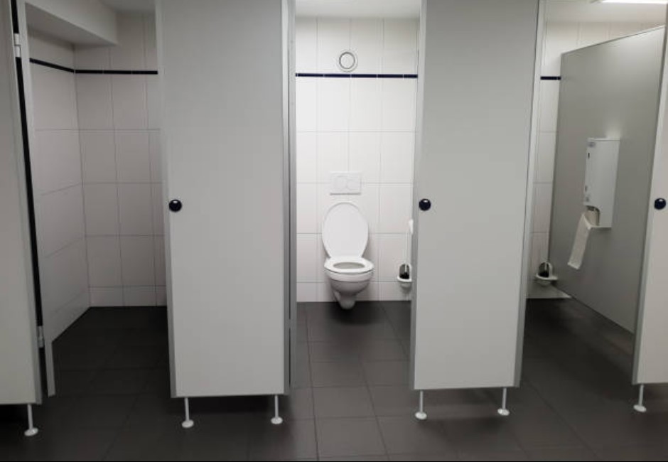 韓劇霸凌名場面「從廁所門縫潑水」　為什麼廁所門縫這麼大？網曝3大原因