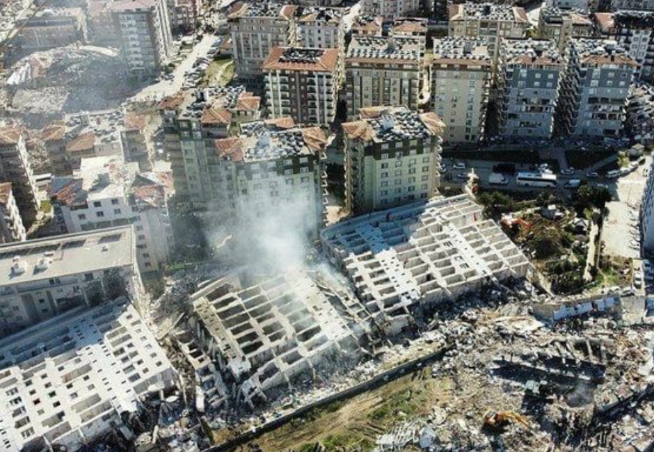 無樑！土耳其豪宅崩塌千人遭活埋　「建商逃亡機場」遭逮畫面曝