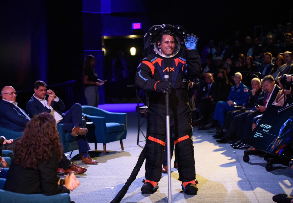 睽違50年首度更新！2025年登月計畫暖身　NASA推新一代太空衣：更靈活、男女通用