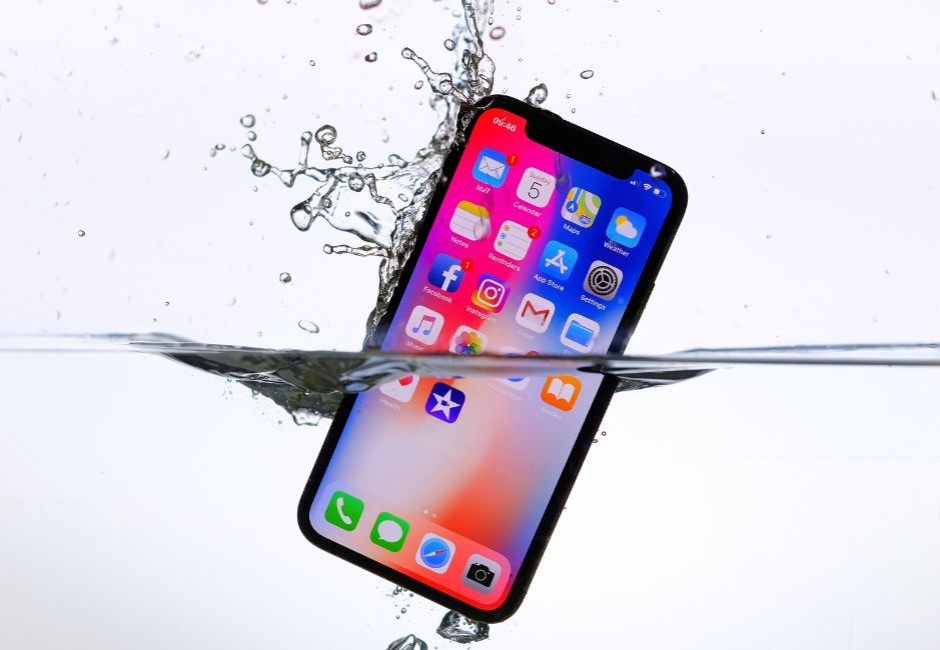 「iPhone進水」趕快放米缸？果粉常見錯誤3做法　Apple官方闢謠：千萬別這樣