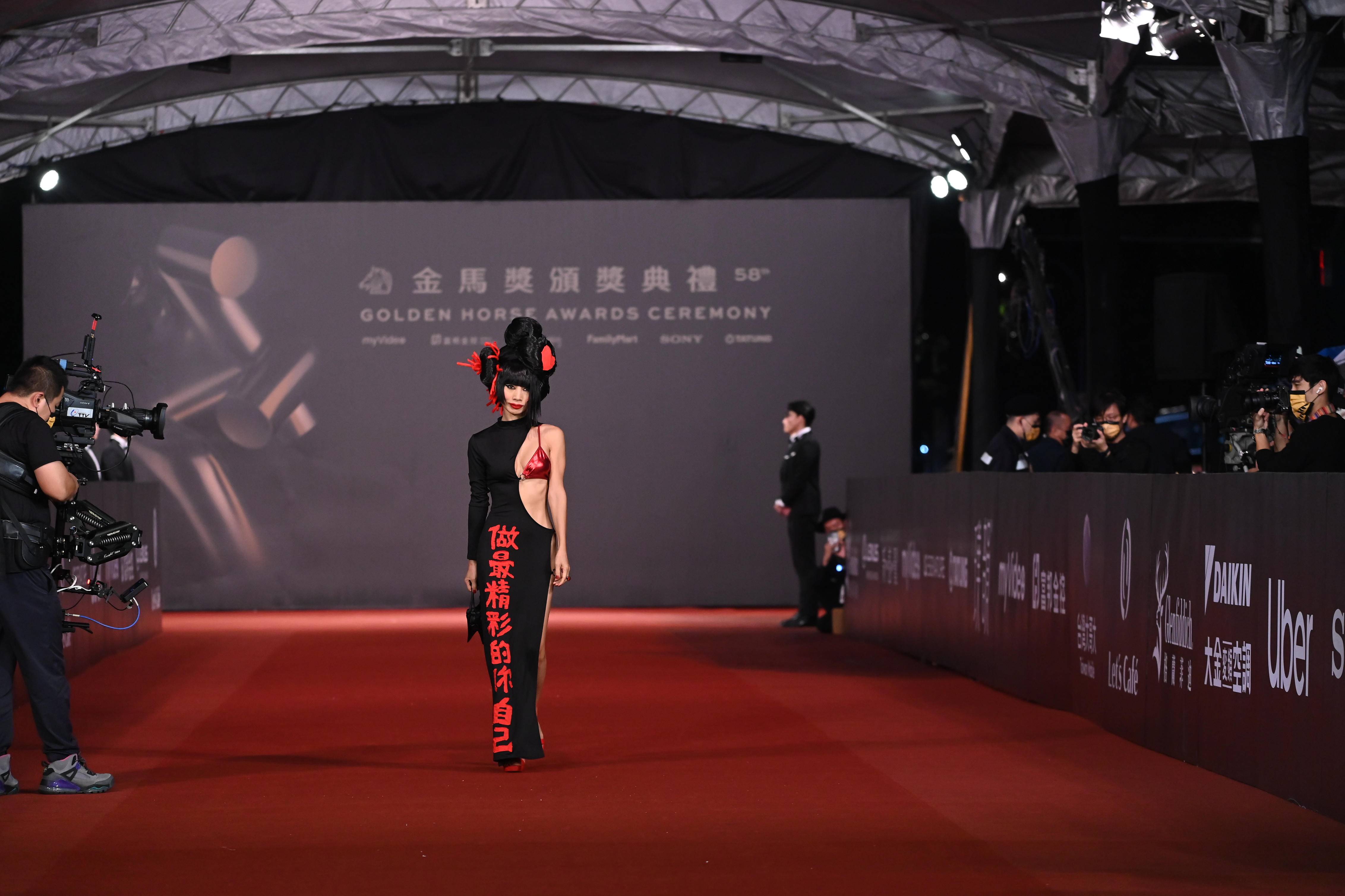 國際影星白靈壓軸登場第58屆金馬紅毯，只有包住半邊身軀的緊身長裙，再搭配紅色比基尼，風格相當火辣。