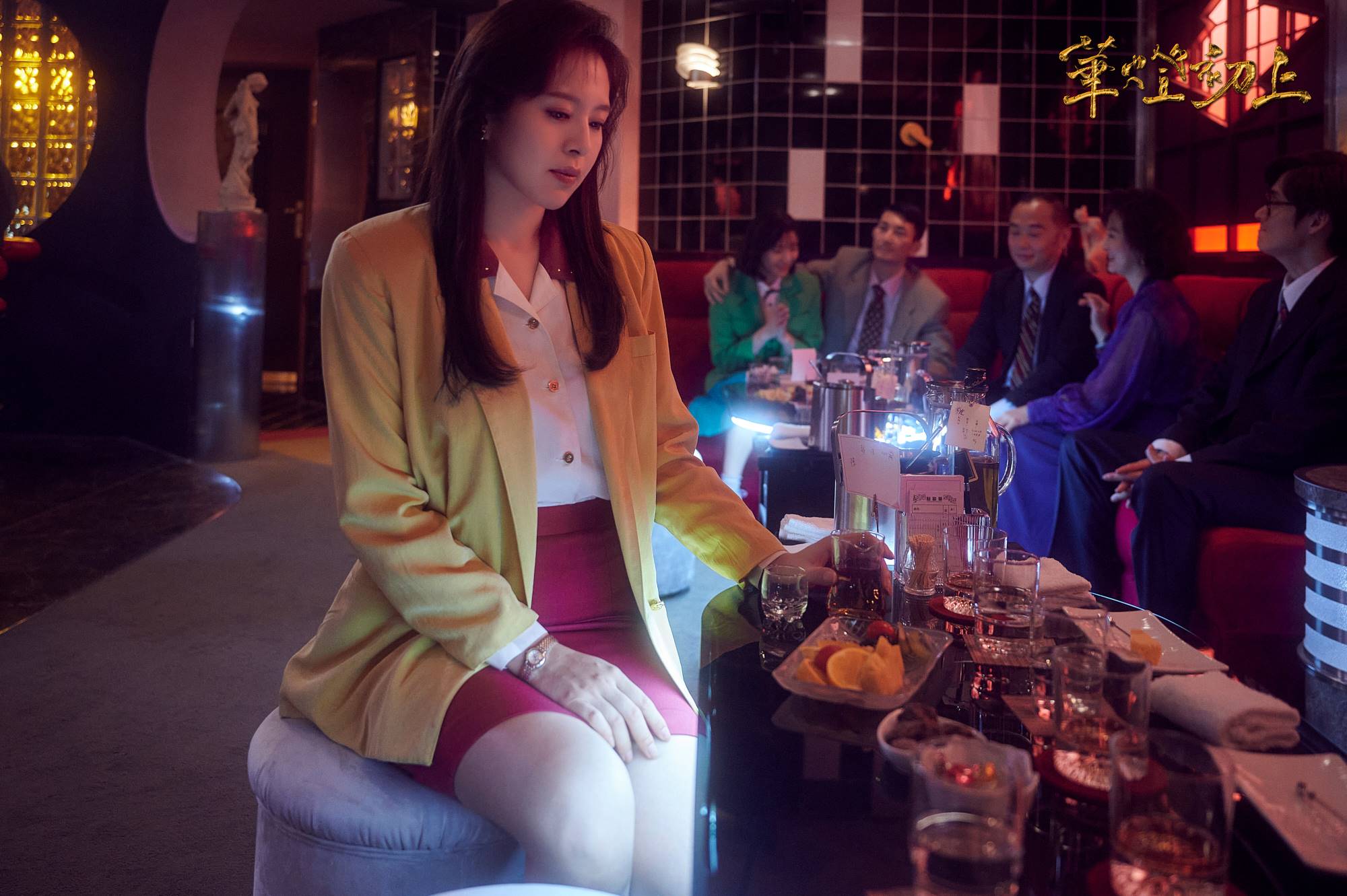 懸疑台劇影集《華燈初上》爆紅，背景設立在台灣80年代的日式酒店，沒想到超還原的設定引起當年真的當過小姐、少爺、媽媽桑的網友出來分享自己的親身經歷。