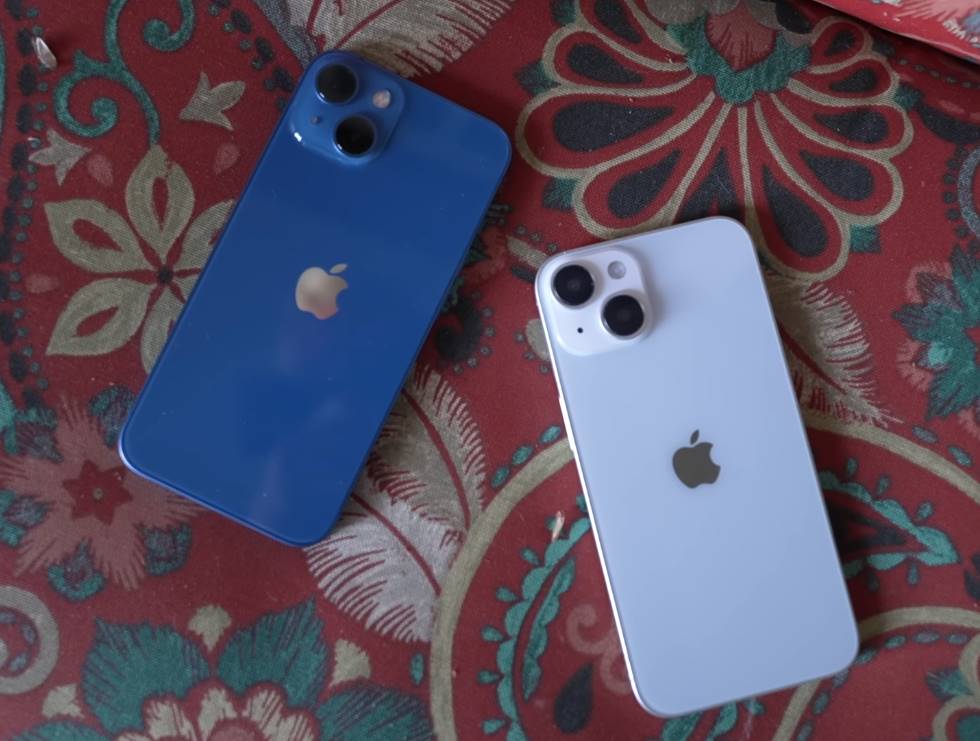 iPhone14和iPhone13（左）的外觀差異不大