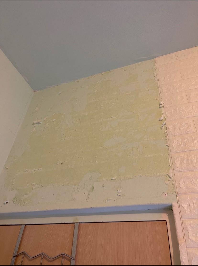 撕下泡棉殘膠，牆壁慘不忍睹。