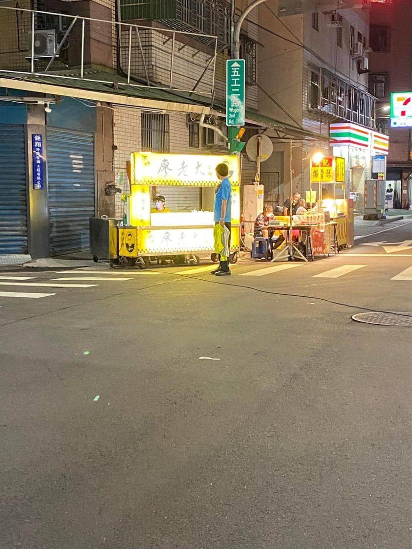 網友在爆廢公社貼出廖老大飲料店的加盟攤車