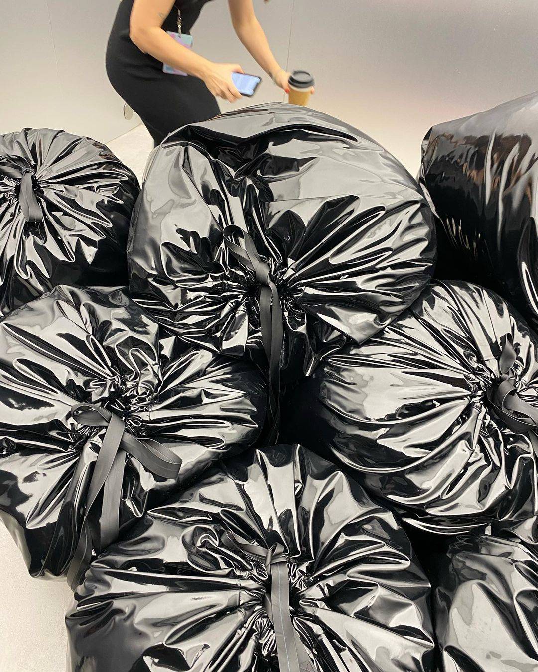 邁阿密設計展出現超奇葩「垃圾袋沙發」
