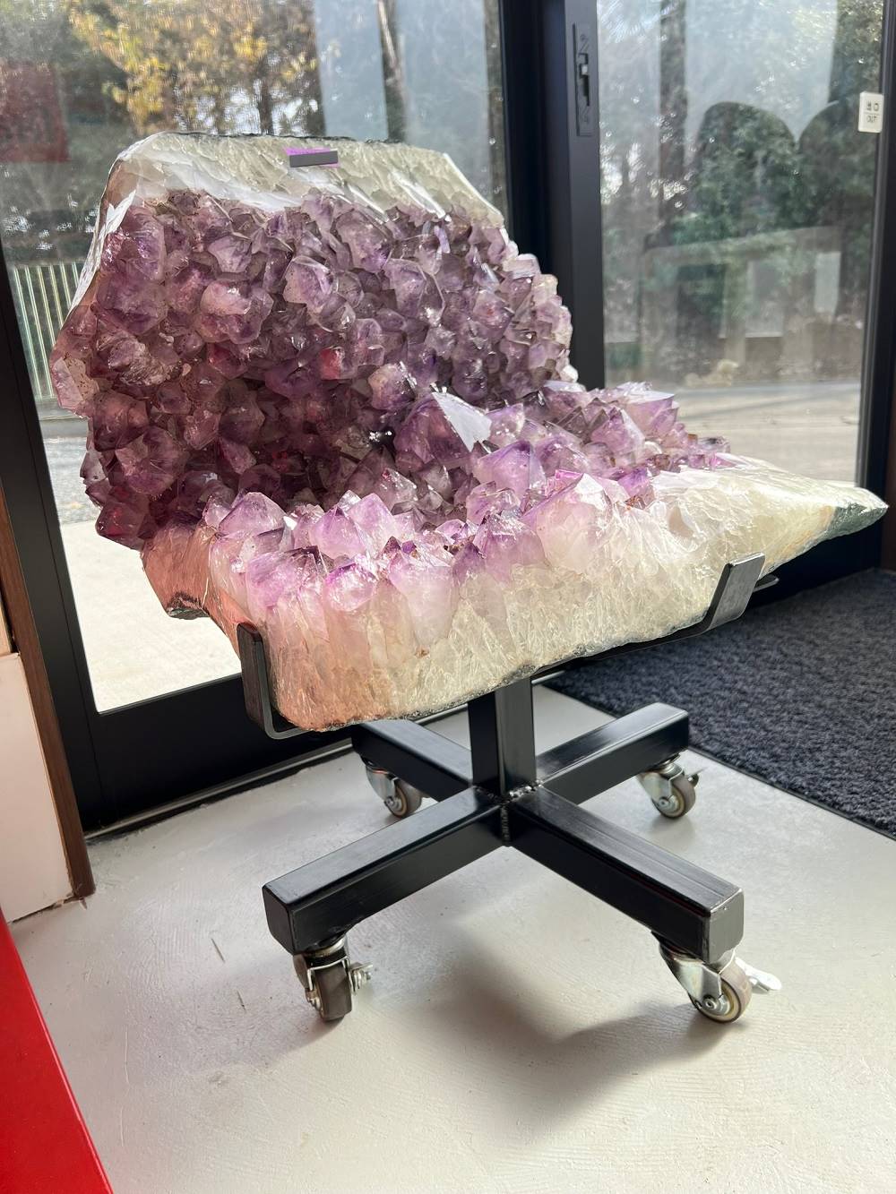 紫水晶椅用特殊方式處理過　老闆掛保證：絕對舒適