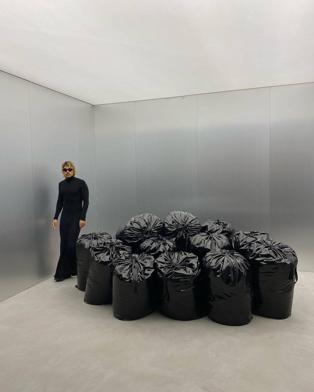 邁阿密設計展出現超奇葩「垃圾袋沙發」