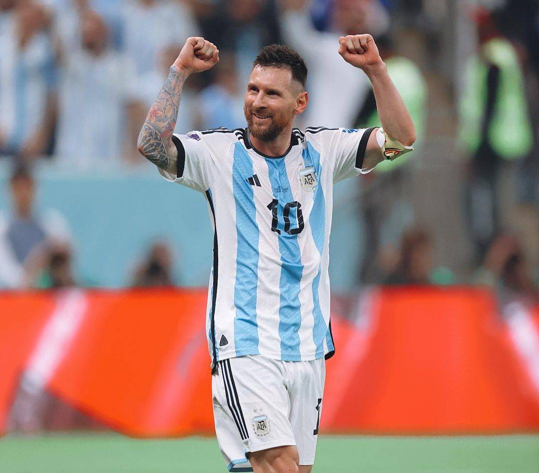 阿根廷「球王」梅西昨（18）晚在2022卡達世界盃帶領阿根廷奪下隊史第三座冠軍獎盃，正式晉升為「球神」，是個人世足生涯「最後一舞」畫下完美句號。除了球技舉世聞名，梅西的高尚人品與暖心事蹟也時常被粉絲稱頌，一起來看看這位當代最偉大的足球明星有多圈粉吧！