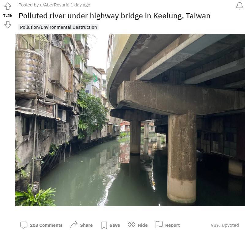 一名網友在PTT分享他在國外論壇《Reddit》網站上看到一張台灣的「街景」被放上去討論，標題寫道「Polluted river under highway bridge in Keelung, Taiwan（台灣基隆高速公路橋下被汙染的河流）」。