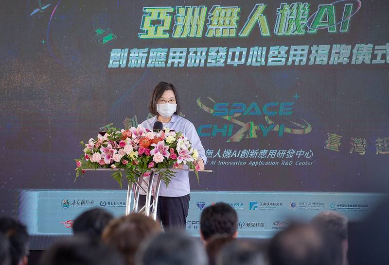總統出席「亞洲無人機AI創新應用研發中心開幕記者會揭牌儀式」