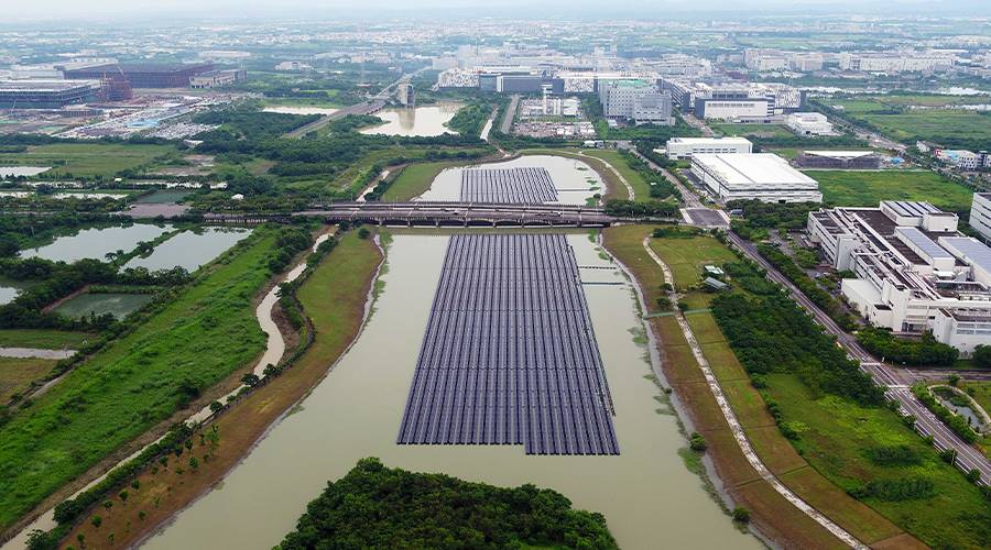 面板大廠友達近年積極跨足太陽能事業， 2017年與富邦人壽、台灣人壽等壽險業者合資30億元共同於成立「星耀能源」。