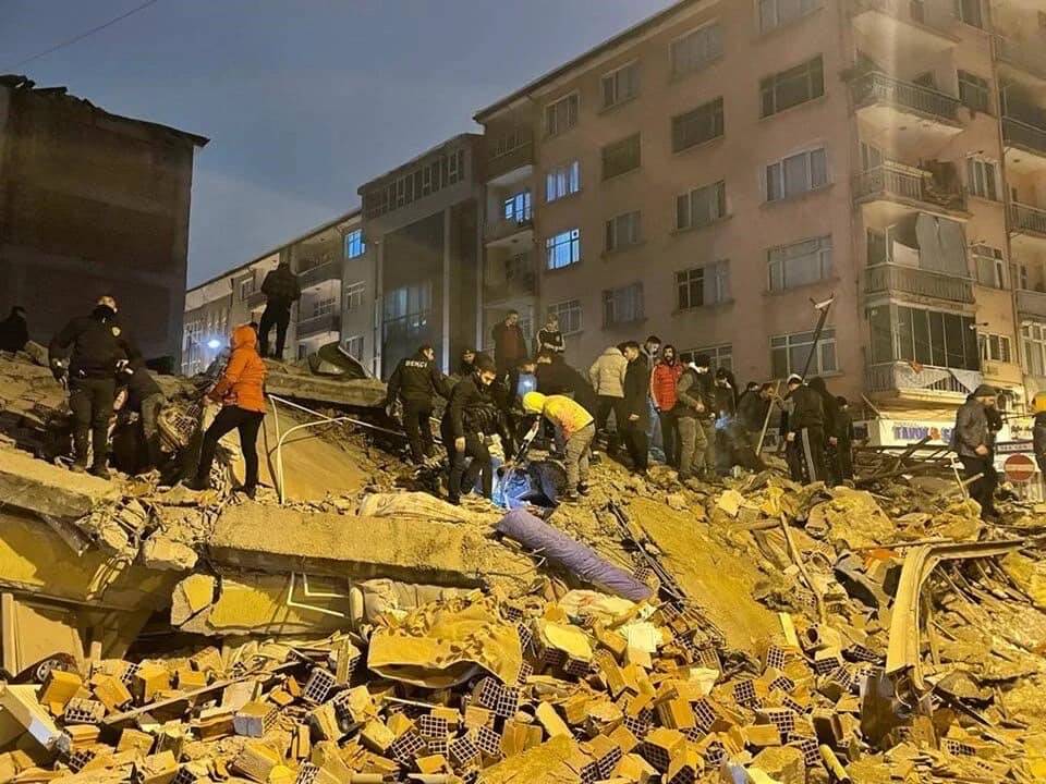 YouTuber圖加曝土耳其強震後房屋倒塌情況。