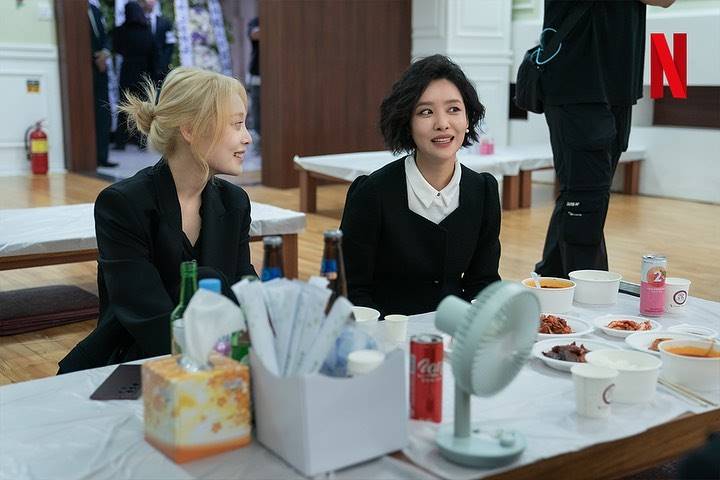 Netflix熱播韓劇《黑暗榮耀》李蓑羅染金髮造成討論。