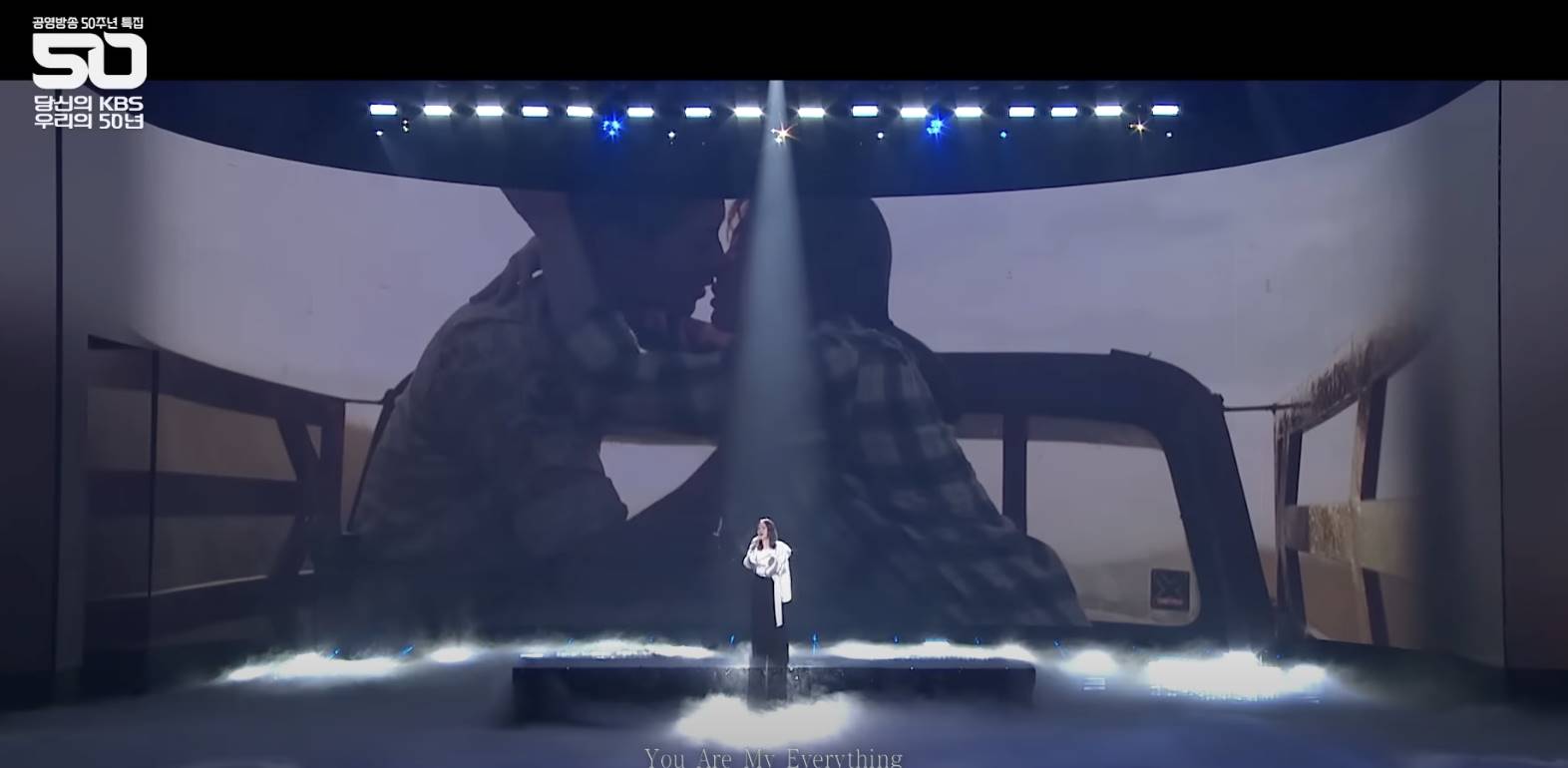 KBS演唱會唱《太陽的後裔》主題曲　螢幕播宋仲基、宋慧喬熱吻畫面！韓網批「煽風點火」