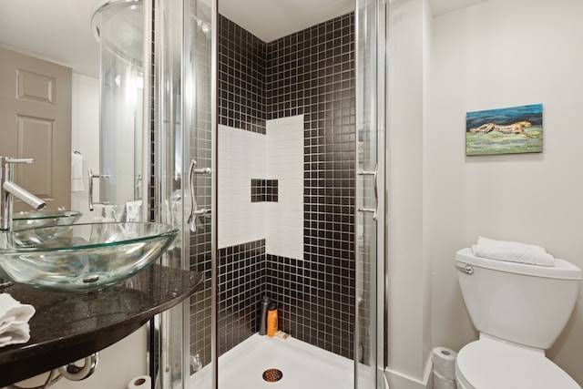 如果小坪數的浴室無法安裝較安全的外推式淋浴門，100室內設計建議可考慮橫或側拉式的淋浴門；雖然需要裝設軌道才能使用，但因為不用考慮門片的迴轉空間，所以可以不受浴室動線影響。