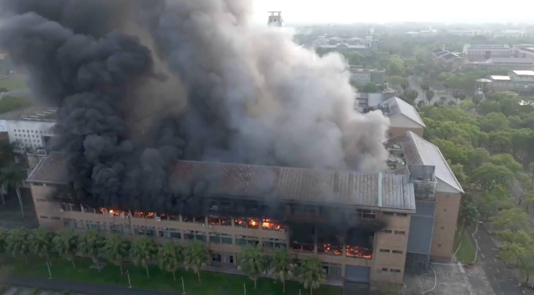 東華大學理工學院一館在地震中因化學物質傾倒起火燃燒