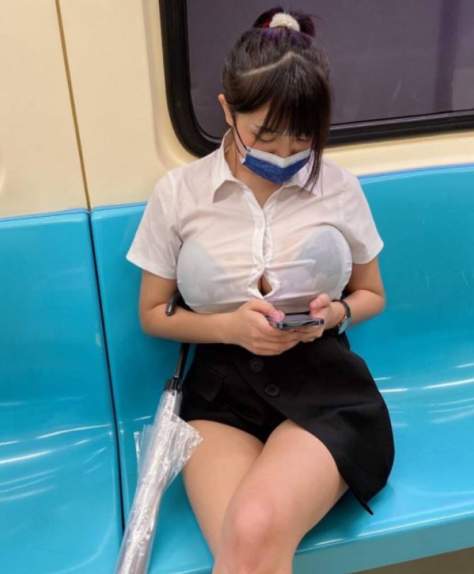 一名網友在搭乘捷運時看到有個全身溼透的馬尾正妹，幾乎變成透視裝的襯衫與一覽無遺的好身材，讓他忍不住PO網身分，網友解答就是抖音網紅「紳士龍蝦」。