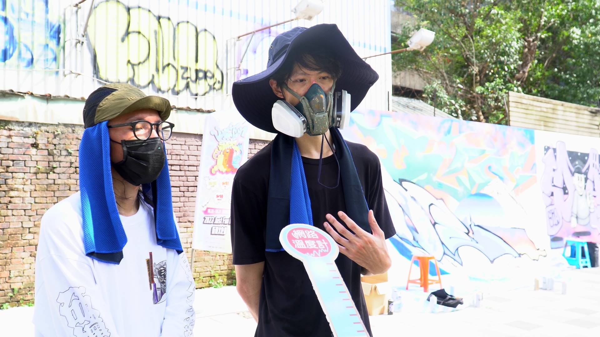 視覺藝術家DEBE（左）與街頭塗鴉藝術家布雷克（右）