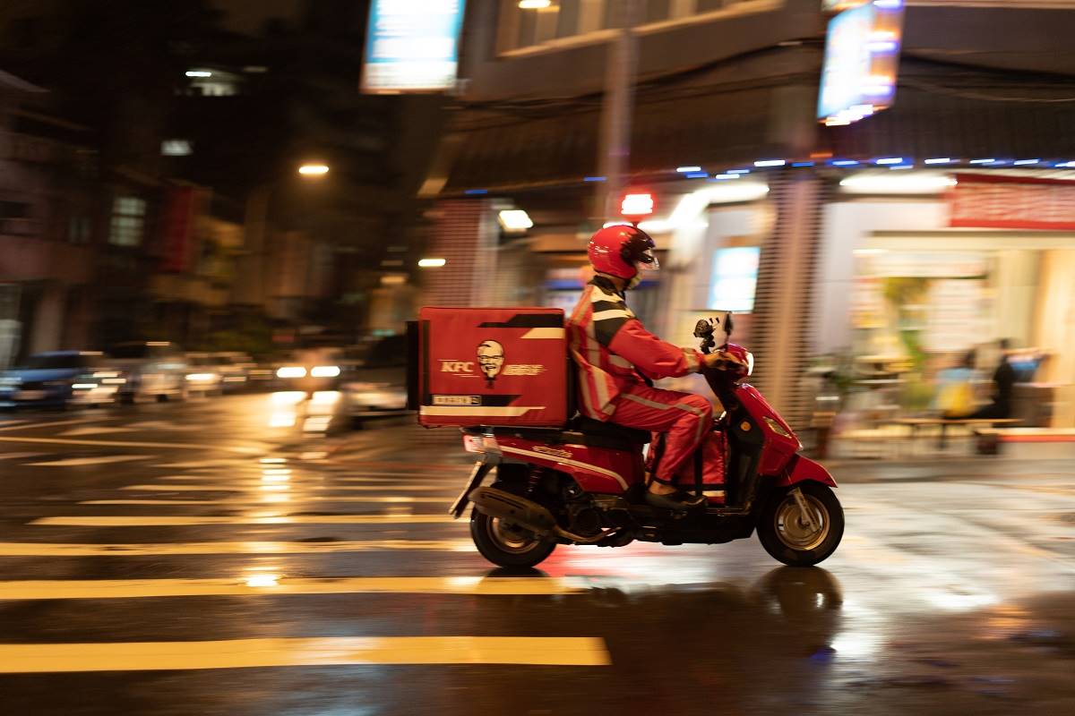 網友發文抱怨：騎機車穿雨衣，有穿跟沒穿一樣。