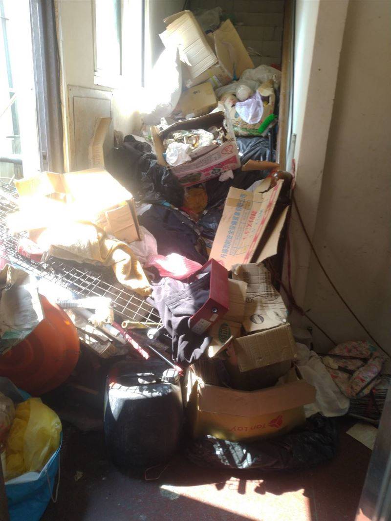 莊姓女房東長期堆放雜物回收物品，造成火警發生時逃生困難。
