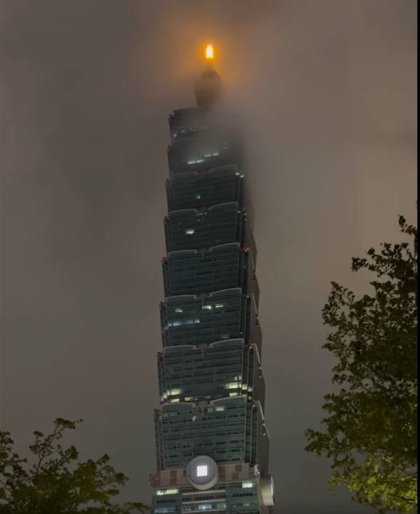 台北101也響應關燈一小時，有網友恍然大悟「難怪信義區變暗了」