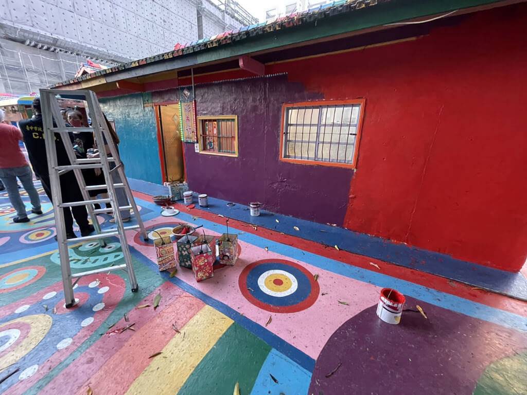彩虹眷村畫作被潑漆損毀。