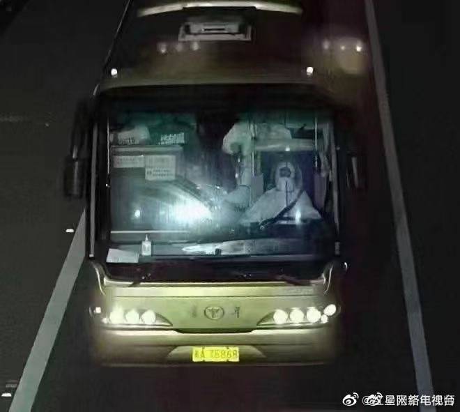 中國貴州半夜轉運隔離者，巴士翻覆釀27死！網友曝車禍主因：司機盡力了