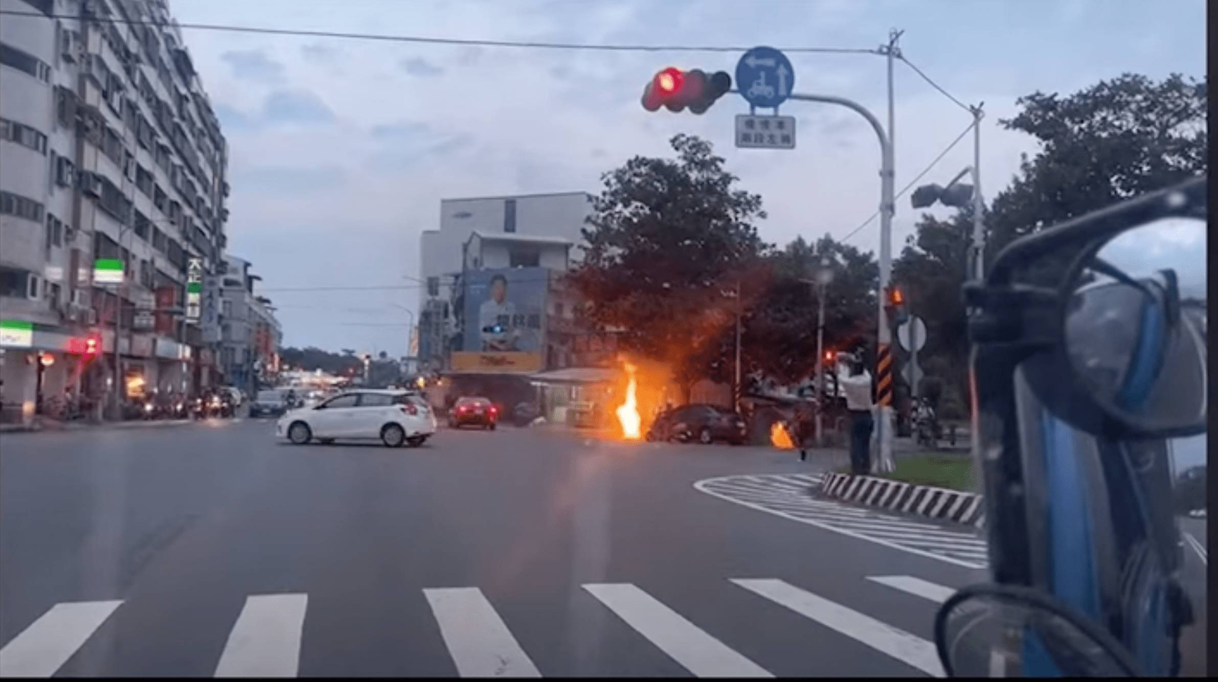 台東台糖加油場昨（9/18）日因油槽故障，汽油溢到排水溝引發火警